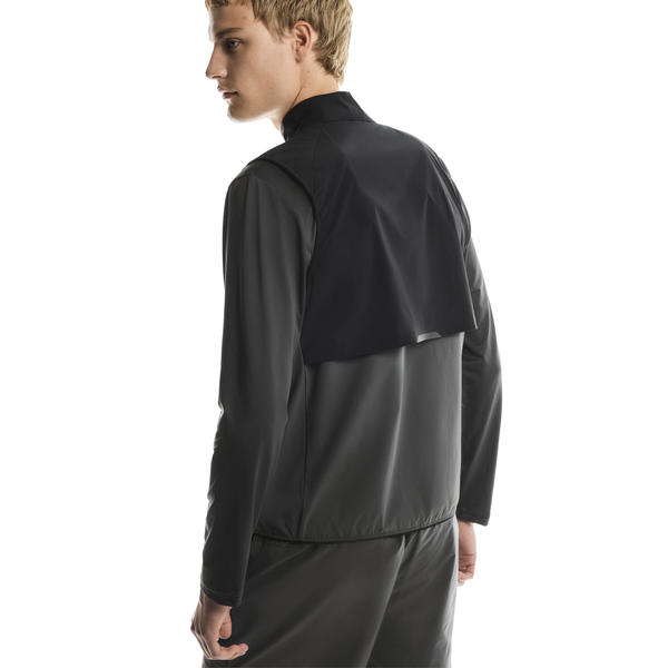 En person med kort blondt hår ses bagfra iført On's Weather Vest, Herre, Black/Eclipse og matchende bukser på en almindelig hvid baggrund.