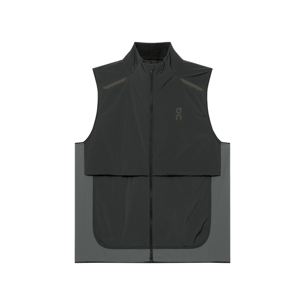 On Weather Vest, Herre i Black/Eclipse er en let, åndbar ærmeløs vest med lynlås foran, høj krave og diskret logo på brystet. Den har et moderne, minimalistisk design og er vist på en almindelig hvid baggrund.