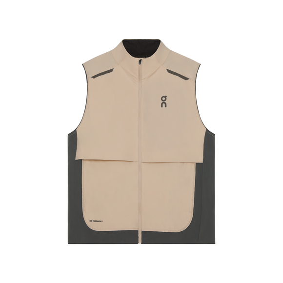 On Weather Vest, Herre i Desert/Eclipse er en ærmeløs vindtæt løbevest med høj krave, brystklap foran, tofarvet beige og gråt design, lille logo på venstre bryst og letvægts minimalistisk stil.