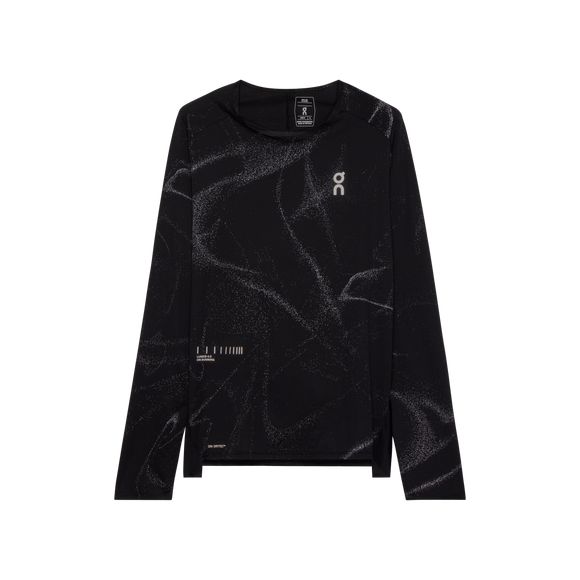 On Performance Long-T Lumos til mænd i sort har et diskret hvidt abstrakt mønster, et lille On-logo øverst på brystet og en detalje i stregkodestil nær kanten. Løbetrøjen vises fladt på en hvid baggrund.