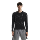 En person kigger fremad og er iført On's Performance Long-T Lumos, Herre, Black med hvidt brystlogo og lysegrå sportsshorts. Baggrunden er almindelig hvid.