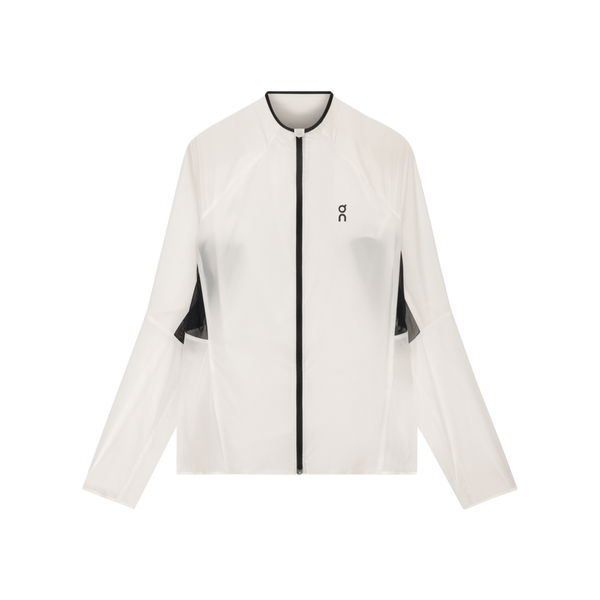On Zero Jacket til kvinder i hvid er en gennemsigtig, ultralet løbejakke med sort lynlås foran, sorte detaljer i siderne og et lille sort logo på venstre bryst, vist på en almindelig hvid baggrund.