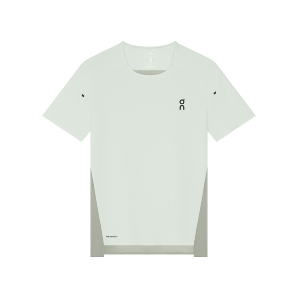 On Performance-T for dames i Iceberg/Tin er en kortærmet atletisk t-shirt med mørkere sidepaneler, et lille ON-logo på venstre bryst og en diskret On DryTec-logodetalje forneden.