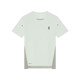 On Performance-T for dames i Iceberg/Tin er en kortærmet atletisk t-shirt med mørkere sidepaneler, et lille ON-logo på venstre bryst og en diskret On DryTec-logodetalje forneden.