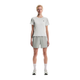 En person står med ansigtet fremad iført en On Performance-T Dame i Iceberg/Tin, matchende shorts, hvide strømper og hvide sneakers. Den almindelige hvide baggrund fremhæver den atletiske On DryTec-stil.