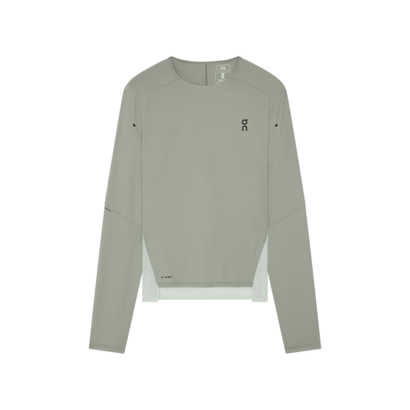 On Performance Long-T til kvinder i Tin/Iceberg er en lysegrå, fugttransporterende langærmet model med rund hals, minimale sømme og et lille sort ON-logo på venstre bryst, vist fladt på en hvid baggrund.