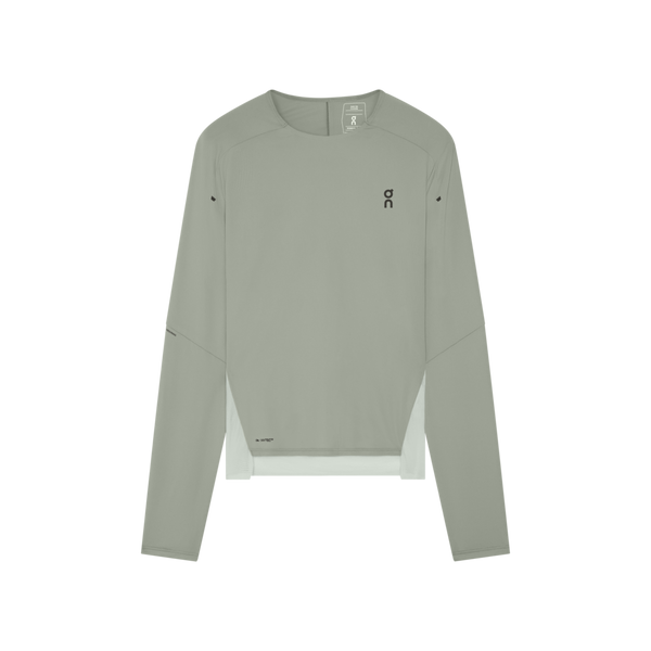 On Performance Long-T til kvinder i Tin/Iceberg er en lysegrå, fugttransporterende langærmet model med rund hals, minimale sømme og et lille sort ON-logo på venstre bryst, vist fladt på en hvid baggrund.