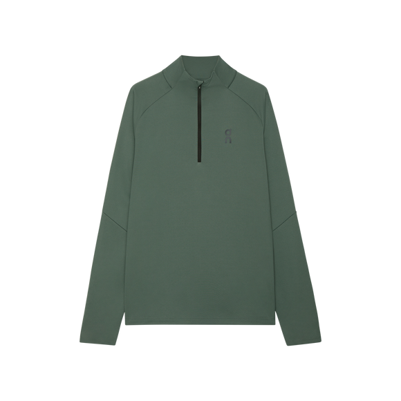 En olivenfarvet Climate Shirt til kvinder fra On med kvart lynlås foran og et lille mørkt logo på venstre bryst er lagt fladt mod en almindelig hvid baggrund.