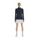En person står med ansigtet fremad og er iført en On Climate Shirt Dame Navy, hvide sportsshorts, hvide strømper og hvide sneakers på en almindelig hvid baggrund.