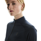 En person med kort blondt hår bærer On Climate Shirt, Dame, Navy, med høj krave og kigger lidt til siden mod en almindelig hvid baggrund.