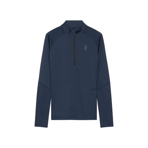 On Climate Shirt, Dame, Navy er en teknisk langærmet løbetrøje med kvart lynlås foran, diskret brystlogo og en lille lynlåslomme - perfekt som en alsidig løbetrøje i navy til løbeture i køligt vejr.