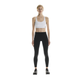 En person står med front mod en almindelig hvid baggrund iført en hvid sports-bh, sorte On Performance Tights Winter Dame og sorte sportssko.