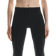 En person bærer On Performance Tights Winter, Dame, i sort med snøre i taljen, vist fra taljen til midt på låret mod en almindelig hvid baggrund.