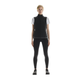 En person kigger fremad iført On Weather Vest til kvinder i Black/Eclipse over en hvid kortærmet skjorte, sammen med sorte leggings og sorte sportssko på en almindelig hvid baggrund.