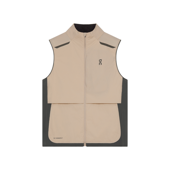 On Weather Vest, Dame, i Desert/Eclipse er en ærmeløs løbevest til kvinder med høj krave, On-logo på brystet og flapdetalje - ideel til vejrbeskyttende løb. Vist lagt fladt på en hvid baggrund.