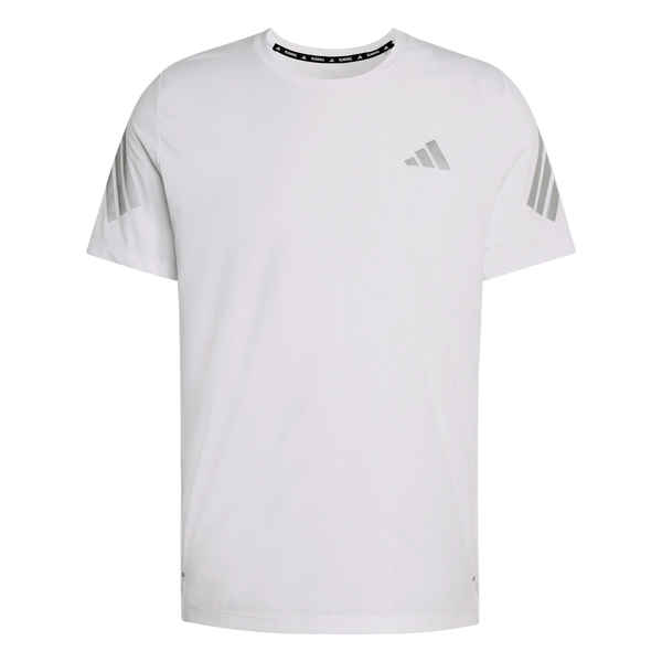 Adidas Adi365 Running Tee, Herre, White er en almindelig hvid kortærmet løbetrøje herre med et lille sølvfarvet adidas-logo på venstre bryst og tre sølvfarvede striber på hvert ærme, vist på en hvid baggrund.