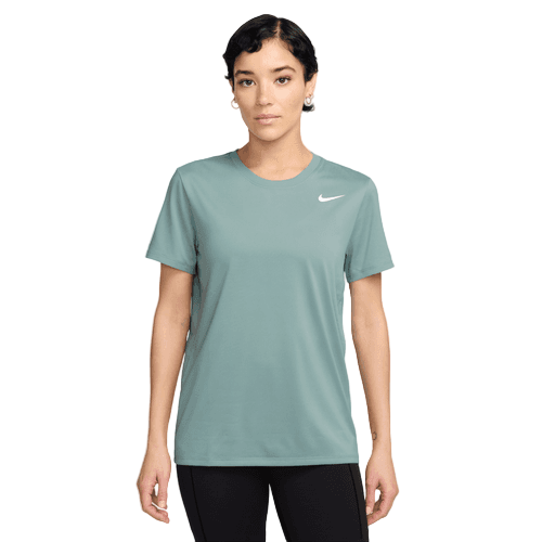 En person står med ansigtet fremad og er iført en lysegrøn Nike Dri-Fit T-shirt, Dame, Cannon med et hvidt logo på venstre bryst og sorte bukser på en almindelig hvid baggrund.