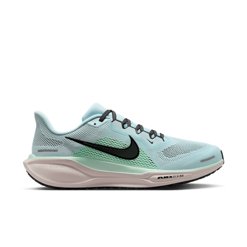 Nike Pegasus 41 herre løbesko i Glacier Ice/Black-Mint Foam-Hyper Pink har en overdel i lyseblå mesh, sort swoosh, hvid React-skum mellemsål og sort ydersål, vist i sideprofil på en hvid baggrund.