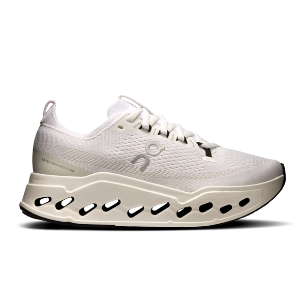 On Cloudsurfer Max Dame i Asphalt/Ice er en hvid sporty sneaker med maksimal dæmpning, overdel i tekstureret mesh, fedt logo på siden, tyk sål med ovale udskæringer, sort ydersål og moderne design, der giver en enestående stil og komfort.