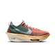 Nike Alphafly Next% 3 Prm Herre i Multi-Color/Clear-Starfish-Aloe Verde har en flerfarvet overdel, stor sølvfarvet Swoosh, hvide snørebånd og en tyk hvidgul sål med synlig ZoomX-skumdæmpning til maratonløb.