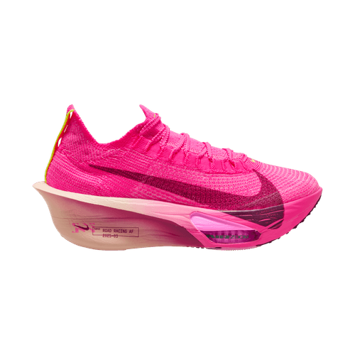 Nike Alphafly Next% 3 Dame i Hyper Pink/Bordeaux-Crimson Tint har en fed pink overdel, stor gennemsigtig sål, sort swoosh og neongul hæl - ideel til maratonløb - vist på en almindelig hvid baggrund.