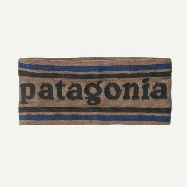 Patagonia Powder Town Headband, Unisex i Park Stripe/Marlow Brown, er fremstillet af genbrugspolyester og har en fed sort "patagonia"-bogstav på forsiden.