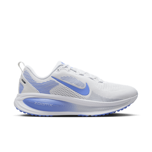 En Nike Vomero 18 løbesko dame i White/Royal Pulse-Football Grey vises i sideprofil med en overdel i mesh, lyseblå swoosh, blå detaljer på sålen og hælen, ZoomX-støddæmpning og hvide snørebånd på en lysegrå baggrund.
