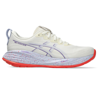 Asics Gel-Cumulus 27 Tokyo Dame i Cream/Edo Purple har lyslilla detaljer, en spættet grå mellemsål, rød ydersål og matchende snørebånd. ASICS-logoet vises på siden og giver optimal stødabsorbering til hver løbetur.