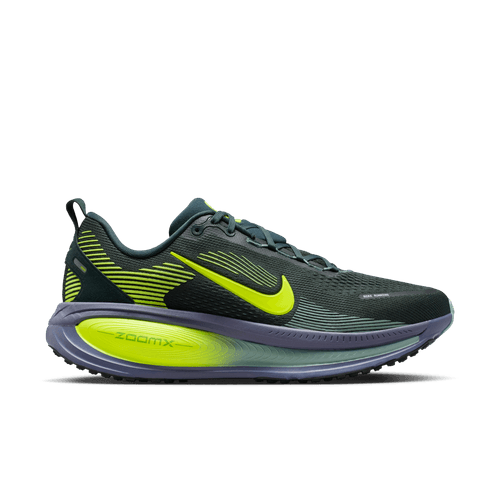 En Nike Vomero 18 herre løbesko i Seaweed/Volt-Cannon-Sanded Purple, med en mørkegrøn overdel, lysegul swoosh og accenter og et gradueret grøngråt ZoomX-mellemsål, vist i sideprofil på en hvid baggrund.