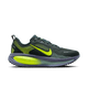 En Nike Vomero 18 herre løbesko i Seaweed/Volt-Cannon-Sanded Purple, med en mørkegrøn overdel, lysegul swoosh og accenter og et gradueret grøngråt ZoomX-mellemsål, vist i sideprofil på en hvid baggrund.