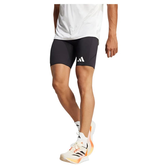 En mand er iført sorte Adizero Running Short Pocket Tights fra Adidas og en hvid skjorte, mens han står på en almindelig hvid baggrund. AEROREADY-stoffet holder dig tør og komfortabel.