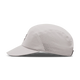 On Performance Cap i Pearl, vist fra siden på en hvid baggrund, har en buet skygge, perforeret sidepanel til ventilation og et minimalt unisex-design.