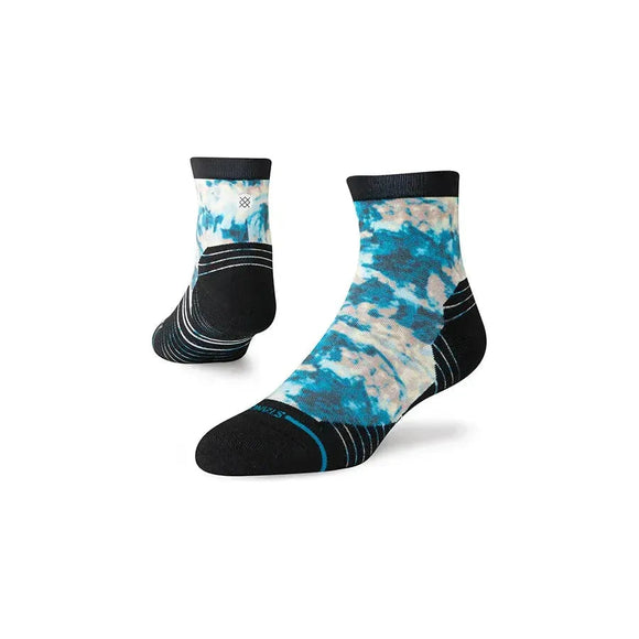 Stance Serengeti Light Qtr unisex-strømperne har et blågrønt og hvidt tie-dye-design med sorte tæer, hæle, manchetter og tynde hvide striber midt på foden. Fremstillet af åndbart materiale for optimal komfort under træningen.