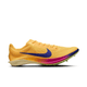 En Nike Dragonfly 2 Herre løbesko i Citron Pulse med Indigo Burst-swoosh, levende lilla detaljer og grønne pigge ses fra siden på en almindelig hvid baggrund.