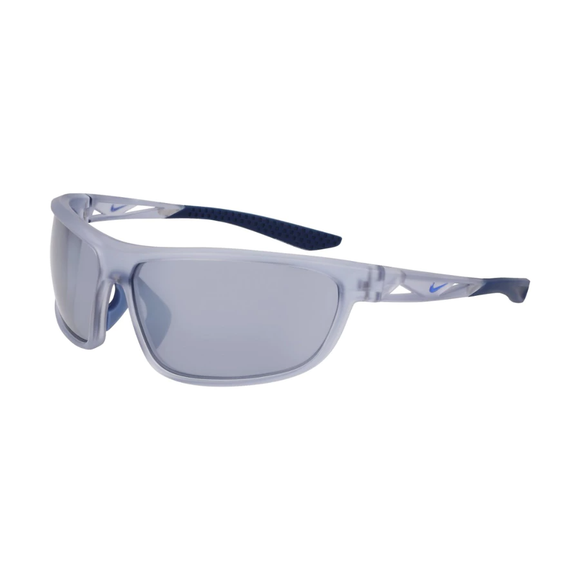 Nike Windtrack Run unisex-solbriller i Matte Asheen Slate med Silver Flash spejlglas, vist i en trekvart vinkel på en hvid baggrund - ideelle til løb eller hverdagsbrug.