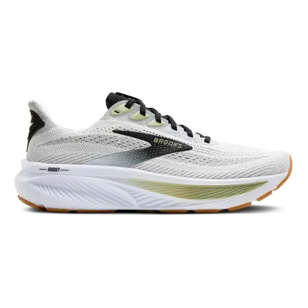 Brooks Ghost 17 Herre i White/Black/Tea har et hvidt og gråt design, sort logo og snørebånd, en tyk hvid polstret sål for ekstra komfort og en lysebrun ydersål i gummi. Skoen er vist fra sideprofilen mod venstre.