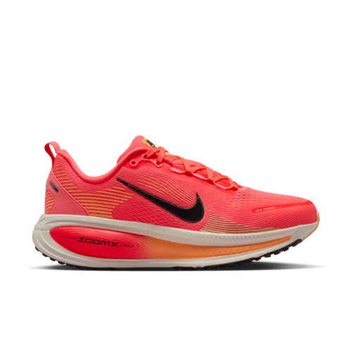 Nike Vomero 18 løbesko dame i farven Hot Lava/Black-Chalk-Orange Pulse vises fra siden mod en lys baggrund, med orange detaljer og hvid ZoomX-sål for maksimal dæmpning.