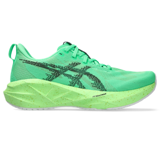 Asics Novablast 5 Dame i Vital Green/Black har en lysegrøn overdel med sorte detaljer, en spættet lysegrøn sål og letvægtsmesh for komfort - ideel til løbere, der ønsker stil og præstation.