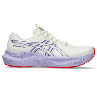 Asics GT-2000 14 Tokyo til kvinder i Cream/Edo Purple er en lav løbesko med lilla logo, lavendelfarvet mellemsål, rød ydersål og let FF BLAST PLUS-støddæmpning. Der står "GEL 3000 14" på siden.