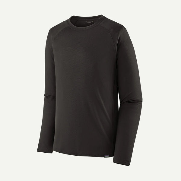 Patagonia Cap MW Crew til mænd i sort er vist på en hvid baggrund. Denne enkle, tætsiddende langærmede trøje har rund hals og et minimalistisk design, der gør den ideel som baselayer uden synlige logoer eller mønstre.