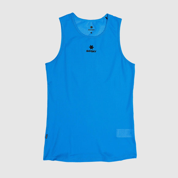 Saysky Mesh Base Layer Singlet er en unisex, ærmeløs blå atletisk tank top med rund hals. Den har en sort stjerne og et SAYSKY-logo og er lavet af let, fugttransporterende mesh, som giver åndbar komfort.