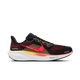 Nike Pegasus 41 herre løbesko i Black/Bright Crimson-Topaz Gold har en stor rød swoosh, farverige gradientdetaljer og en hvid sål-perfekt til komfortabel løbetræning.