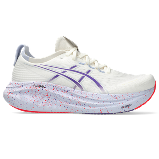 Asics Gel-Nimbus 27 Tokyo, Herre (Cream/Edo Purple) har lyslilla detaljer, en tyk hvid sål med røde og blå prikker til stødabsorbering, en rød ydersål, snørelukning og et stiliseret ASICS-logo på siden.