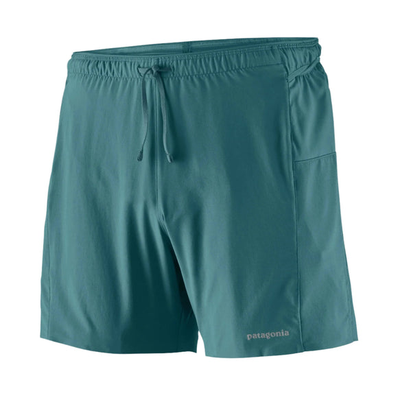 Patagonia M's Strider Pro Shorts - 5 in., Herre, i Wetland Blue med elastisk linning, snøre, sidelomme og Patagonia-logo på venstre kant, vist mod en hvid baggrund.