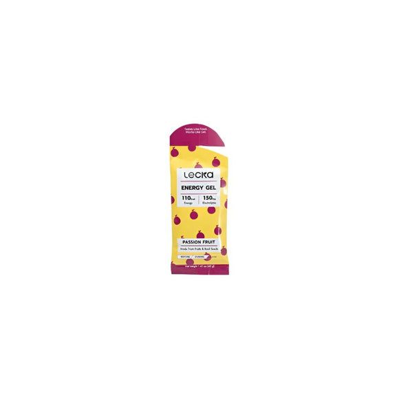 Lecka Energy Gel med smag af passionsfrugt har et gult og lilla design med frugtgrafik og giver 11 g kulhydratforsyning og 150 mg natrium pr. portion.