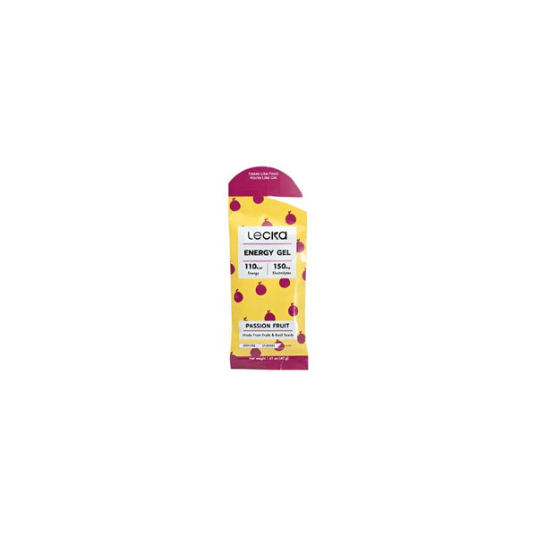 Lecka Energy Gel med smag af passionsfrugt har et gult og lilla design med frugtgrafik og giver 11 g kulhydratforsyning og 150 mg natrium pr. portion.