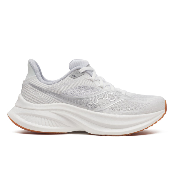 Et sidebillede af Saucony Endorphin Speed 5 løbesko dame i White/Gum med en tyk sål, overdel i mesh, hvide snørebånd og en lysebrun ydersål i gummi. Perfekt til tempoløb med et diskret Endorphin Speed 5-logo langs siden.