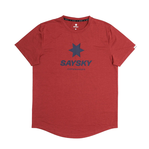 Saysky Logo Combat Pro T-shirt, Herre, Red har en afrundet kant, en stor mørkeblå stjerne med "SAYSKY" over "COPENHAGEN" på forsiden og en atletisk pasform for komfort og stil på din løbetur.