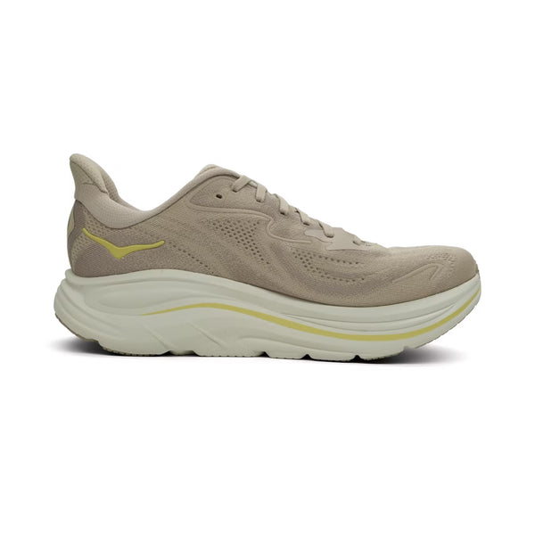 Hoka Clifton 10 herre løbesko i Raw Linen/Stone har letvægtskomfort, en tyk hvid og lys gul sål, gule detaljer samt beige snørebånd. Vist fra siden mod hvid baggrund.