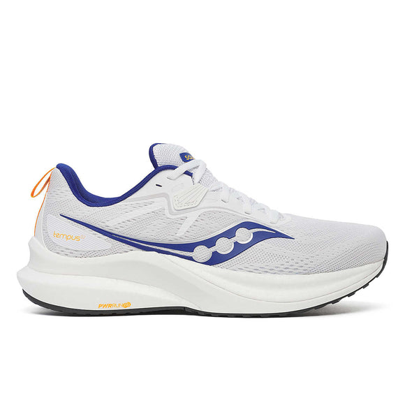 Saucony Tempus 2 Herre i White/Peel er en hvid løbesko med blå og orange accenter, et blåt logo på siden, overdel i mesh, PWRRUN-dæmpet sål for komfort og stabilitet og sort ydersål - vist i venstre sideprofil på en hvid baggrund.